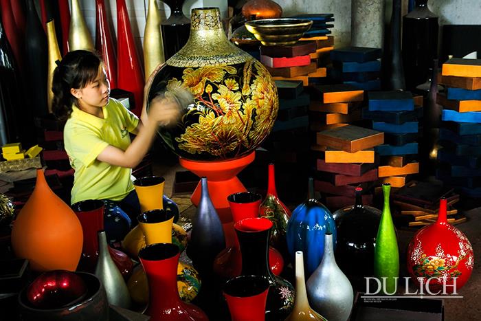 Tham quan làng nghề truyền thống sơn mài và gốm đang được định hướng phát triển trở thành sản phẩm du lịch đặc trưng của tỉnh Bình Dương